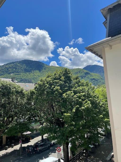 Un De Luchon, Avec Vue Sur Les Pyrenees *
